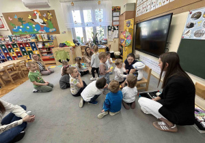 Dzieci z ciekawością biorą udział w zajęciach z robotem.