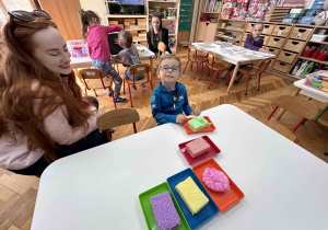 Przyszły przedszkolak bawi się piankoliną.