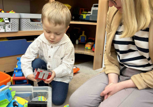 Chłopiec bawi się z mamą.