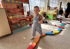 Chłopiec idzie po sensorycznym torze.