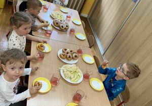 Przyszłe przedszkolaki zjadą przygotowany dla nich poczęstunek.