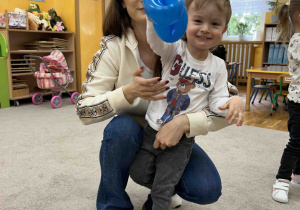 Chłopczyk otrzymał pieska z balonów.