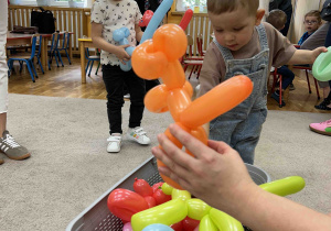 Chłopczyk wybiera sobie balon.