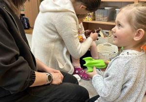 Dziewczynka bawi się z mamą.