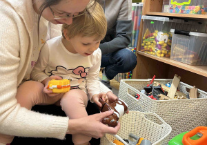 Dziewczynka bawi się z mamą.