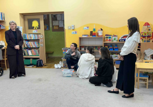 Pani Dyrektor wita zgromadzonych rodziców oraz ich dzieci.