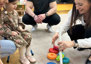 Wspólna zabawa wieżą.