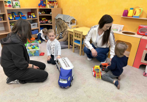 Dzieci bawią się z rodzicami.