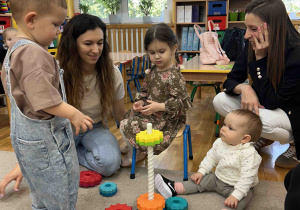 Dzieci bawią się z rodzicami.