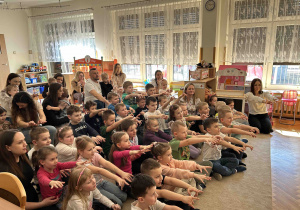 Dzieci oglądają pokaz iluzji.