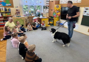 Dzieci słuchają informacji o psie.