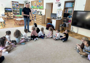 Warsztaty dogoterapii w grupie 4 latków.