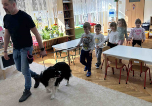 Suczka oprowadza dzieci po sali.