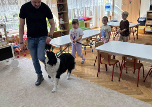 Candy oprowadza kolejne dzieci.