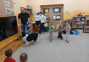 Dzieci idą na spacer z psem.