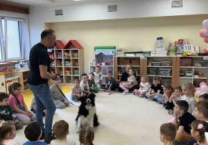 Pan wita się z dziećmi.