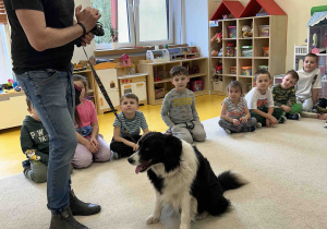Pan przedstawia dzieciom pieska o imieniu Candy.