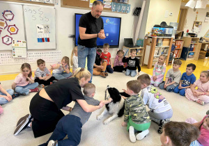 Dzieci głaszczą pieska.