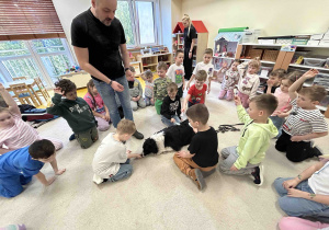 Chłopczyk karmi pieska.