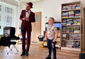 Magik wybiera na pomocnika chłopca.