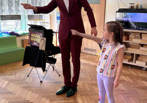 Magik wybiera sobie pomocnicę z grupy 6 latków.