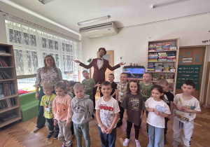 Pamiątkowe zdjęcia Gapcia z grupą 5 latków.