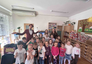 Pamiątkowe zdjęcia Gapcia z grupą 6 latków.