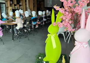 Dzieci czekają na kulinarne warsztaty.