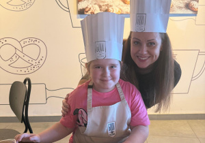 Dziewczynka uśmiecha się do zdjęcia z panią.