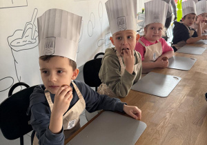 Dzieci kosztują pysznych pączusi.