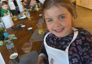 Dziewczynka prezentuje gotową babeczkę.