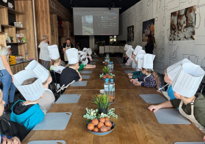 Dzieci oglądają film na temat zawodu piekarza.