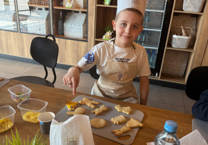 Chłopczyk prezentuje swoje ciasteczka.