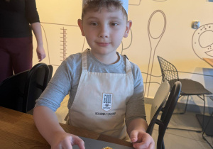 Chłopczyk i jego wielkanocna babeczka.