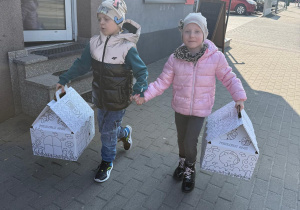 Szczęśliwe dzieci wracają ze słodkimi wypiekami do autobusu.