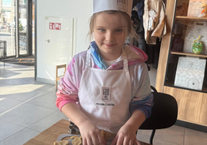 Dziewczynka wykraja ciasteczka.