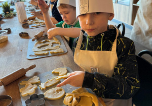 Chłopiec prezentuje swoje ciasteczka.