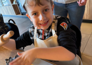 Chłopiec prezentuje swoje ciasteczka.