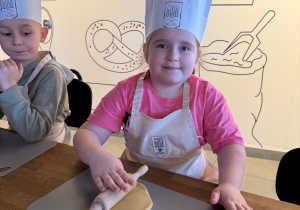 Dziewczynka wałkuje ciasto.