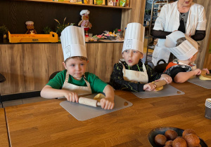 Chłopcy wałkują ciasto.