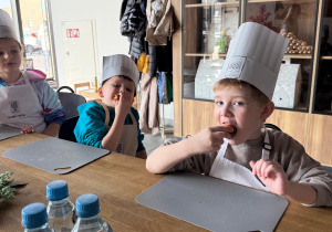 Dzieci zjadają pączusie.