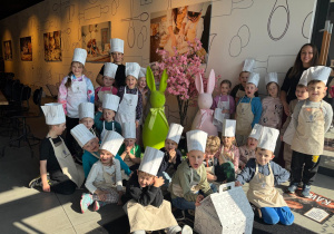 Pamiątkowe zdjęcie z wycieczki do cukierni.