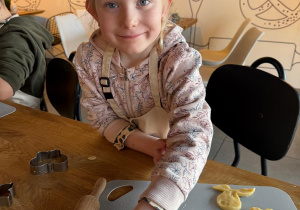 Dziewczynka wycina ciasteczka.