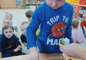 01. Chłopiec sieje ziarenka.