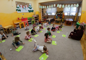 02. Dzieci liczą wiosenne kwiaty.