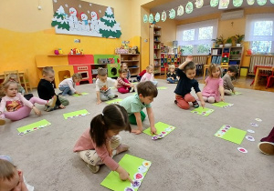 03. Dzieci liczą wiosenne kwiaty.