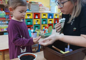 05. Dziewczynka trzyma nasionka w ręce.