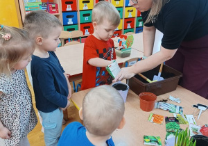 08. Dzieci sieją nasiona.