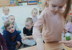 10. Dziewczynka sadzi rośliny.