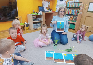 18. Dzieci oglądają ilustrację.